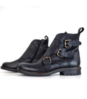 vista de dos perfiles de las botas negras  de rebajas de hombre