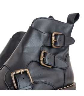 detalle de hebillas decorativas de botas negras de hombre