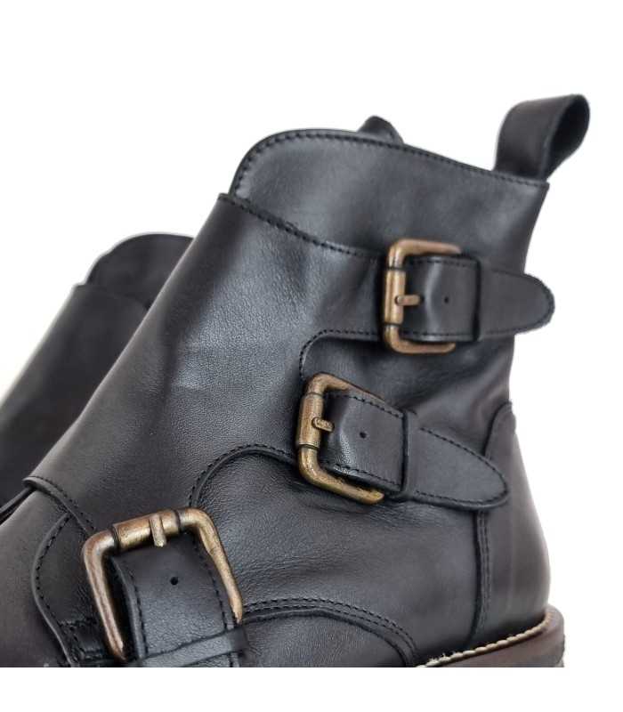 detalle de hebillas decorativas de botas negras de hombre