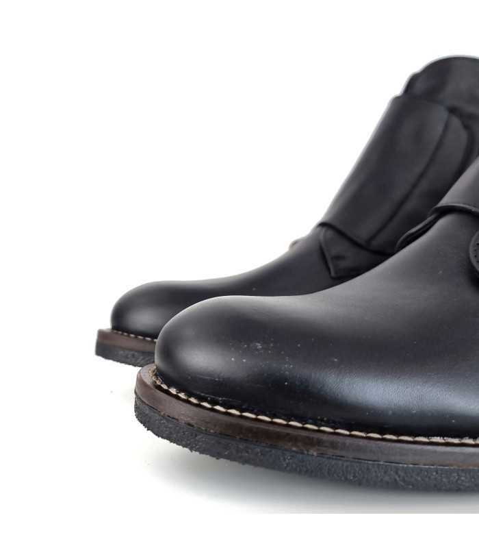 detalle dela puntera de las botas negras de Hold