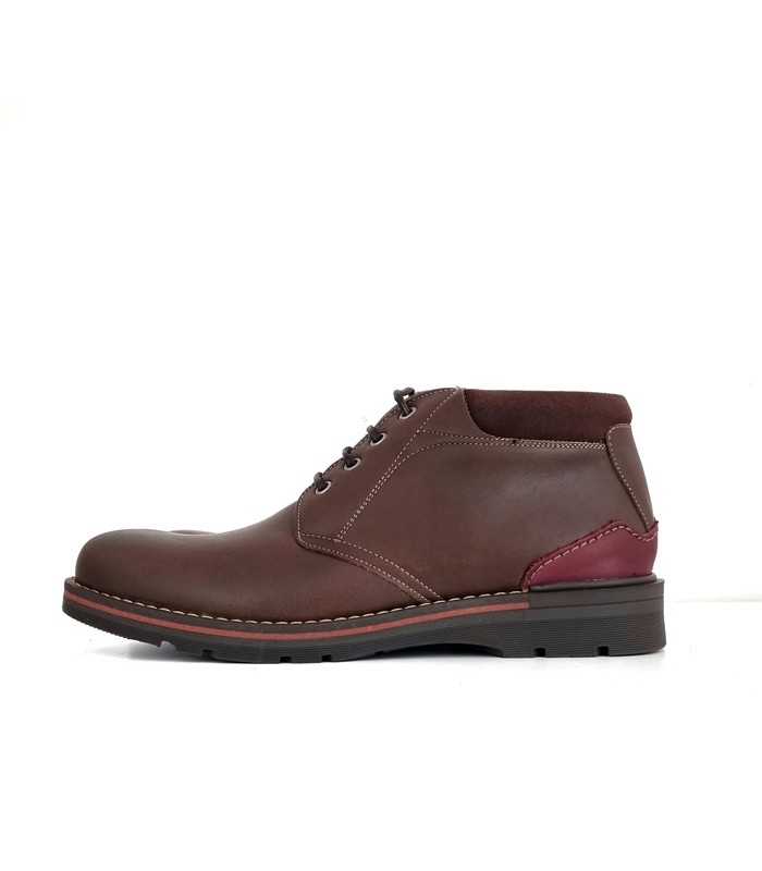 Foto de perfil: "Bota de piel engrasada marrón con cordones, perfecta para un look robusto y elegante."
