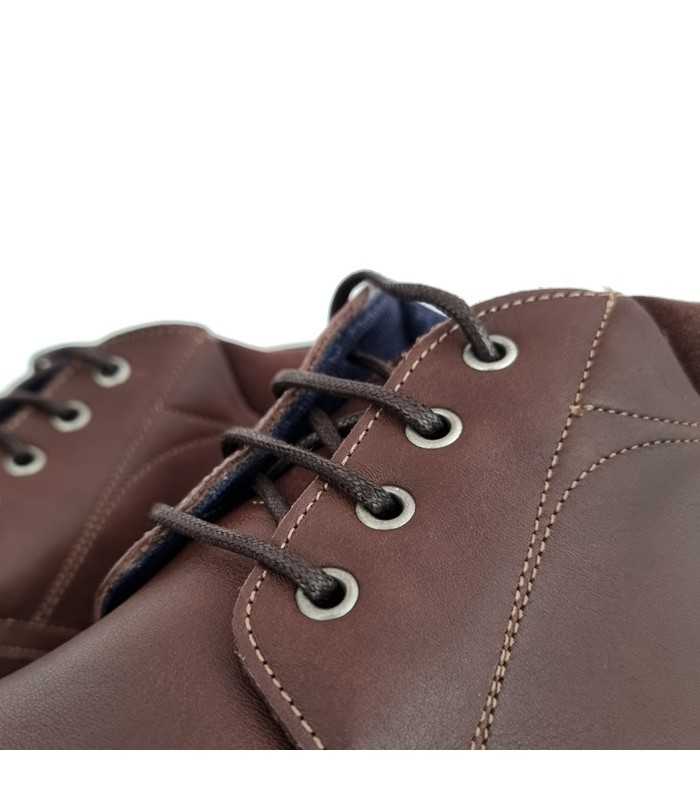 detalle del cierre con cordones de Bota hombre piel marrón de baerchi