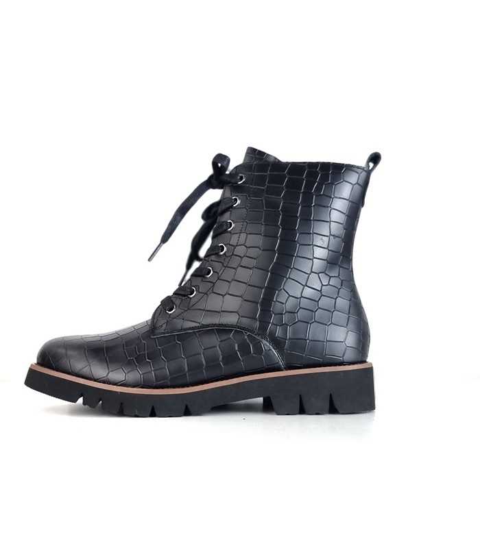 Foto de perfil: Botas militar de piel negra grabada con un diseño robusto y elegante, perfecta para tus looks de invierno