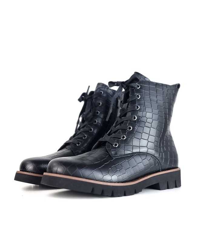 Foto de perfil medio: El detalle del animal print en la piel negra grabado le da un toque único a esta bota de Treintas.