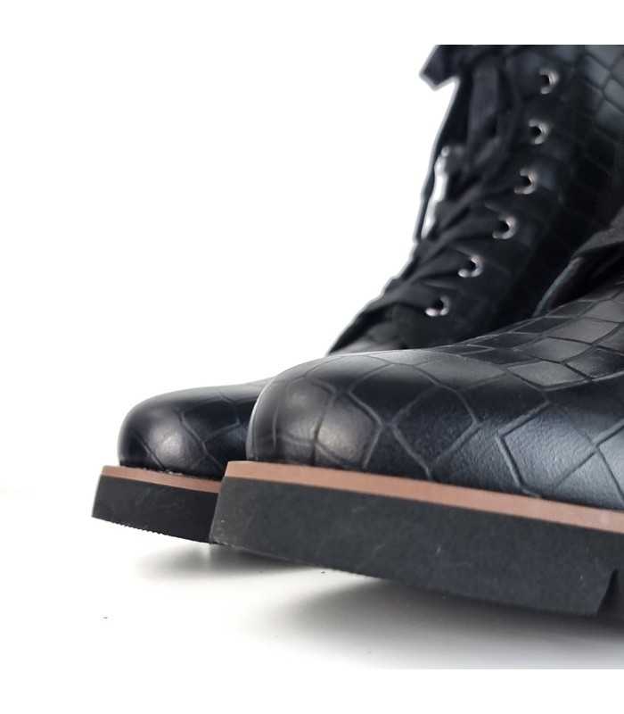 La puntera robusta de esta bota militar garantiza protección y estilo en cada paso