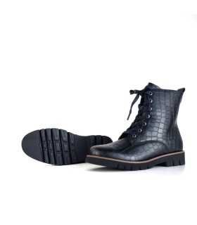 vista de las suela antideslizante bota estilo militar negra de mujer
