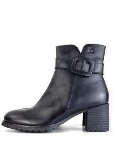 Botín mujer piel negra Treintas visto de perfil, mostrando su diseño elegante y tacón de 6.00 cm.