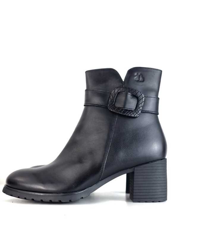 Botín mujer piel negra Treintas visto de perfil, mostrando su diseño elegante y tacón de 6.00 cm.