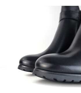 detalle de la puntera de botines mujer piel negra