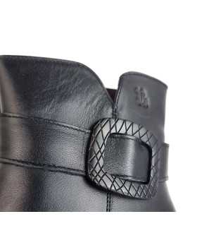 Detalle de la hebilla decorativa forrada en piel del botines mujer Treintas, añadiendo un toque cómodo