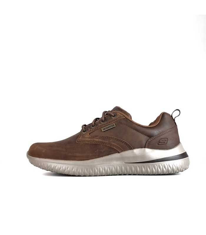 vista de perfil de los zapatos impermeables marrones de Skechers