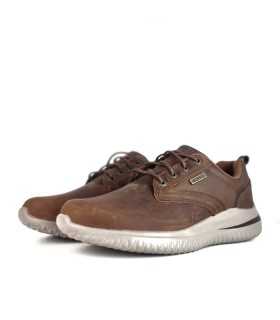 Vista semiperfil del zapatos Skechers Glavine impermeable marrón, ajustado con cordones elásticos.
