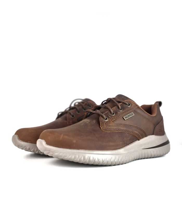 Vista semiperfil del zapatos Skechers Glavine impermeable marrón, ajustado con cordones elásticos.