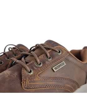 Cierre de cordones elásticos del zapatos Skechers Glavine marrón, diseñado para mayor comodidad.