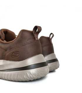 Vista de los talones del zapatos Skechers Glavine impermeable, mostrando su diseño resistente.