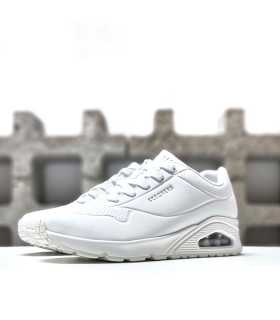 Vista semilateral del Skechers Uno Stand On Air blanco con cámara de aire