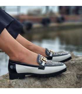 Estilo único con el mocasínes Jessica y su print de cebra combinando con un look casual chic. Puestos en los pies.