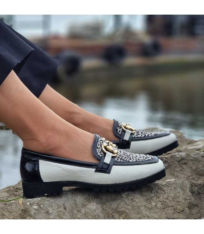 Estilo único con el mocasínes Jessica y su print de cebra combinando con un look casual chic. Puestos en los pies.