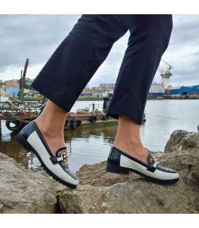 Mocasínes Jessica blanco print: comodidad y tendencia animal print en cada paso. Con ellos andando.