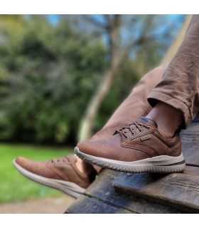 Zapatos hombre impermeablse marrónes puesto en modelo