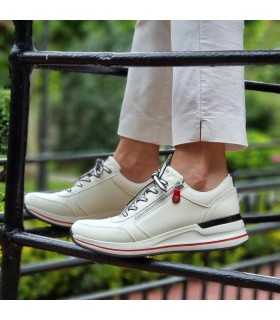 modelo luciendo los deportivos de mujer de skechers de rebajas
