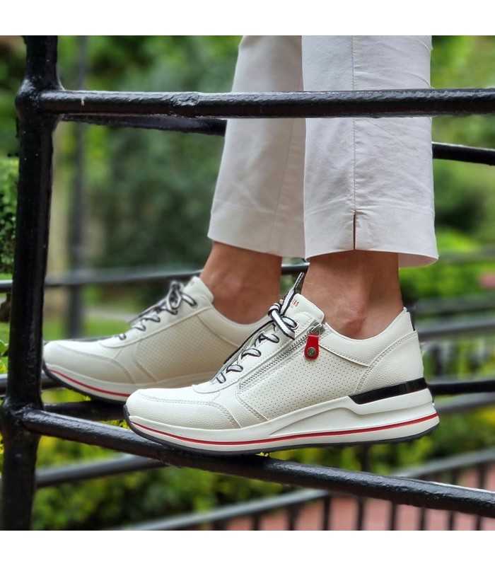 modelo luciendo los deportivos de mujer de skechers de rebajas
