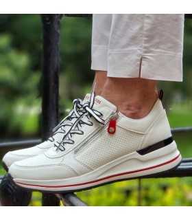 Deportivos mujer cuña Skechers vista de perfil en los pies.