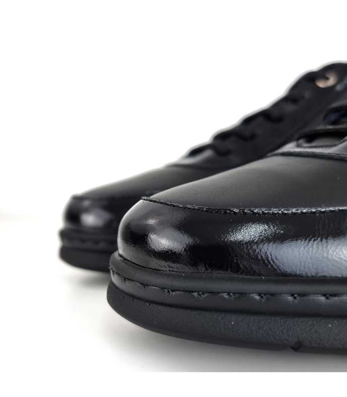 Detalle del charol en puntera del zapato negro mujer Notton