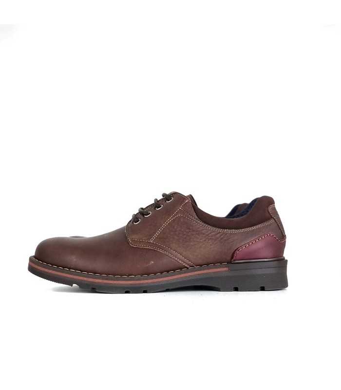 "Zapatos de piel marrón con cierre de cordones, perfecto para un look clásico y elegante."