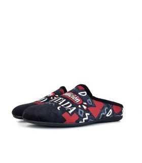 Perfil de la zapatillas mostrando el diseño con frases distintivas.