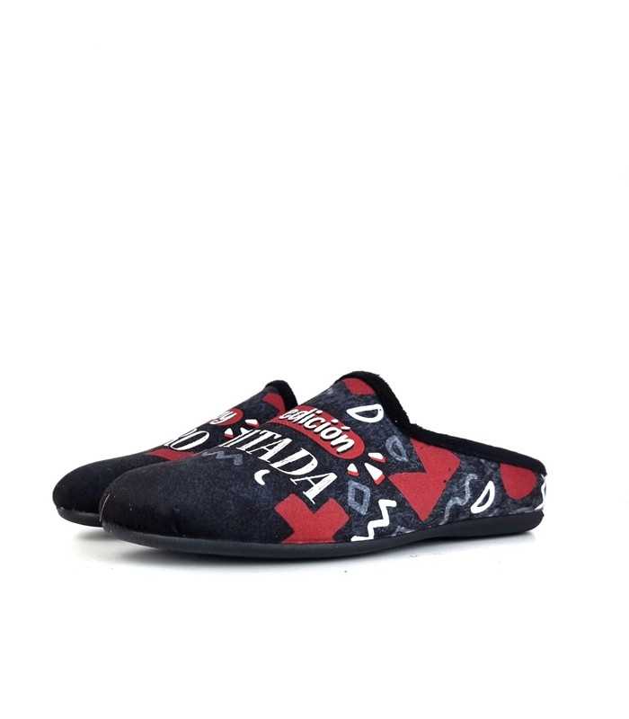 Perfil de la zapatillas mostrando el diseño con frases distintivas.