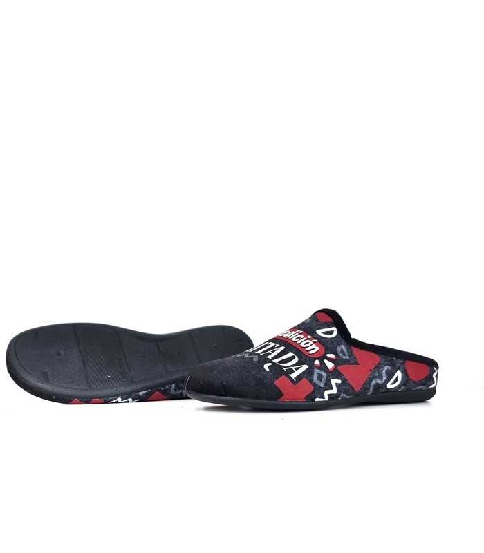 vista de la suela flexible de las zapatillas negras de Cabrera