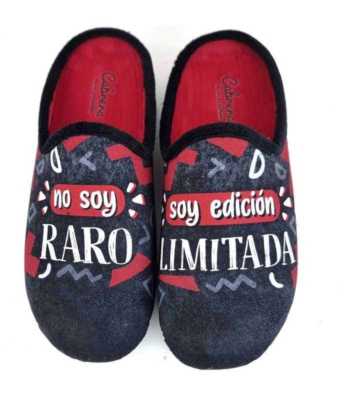 Vista superior mostrando el diseño y las frases en las zapatillas