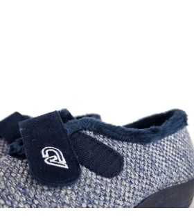 Detalle del cierre de velcro en la zona del empeine, diseñado para facilitar el calce en zapatilla azul