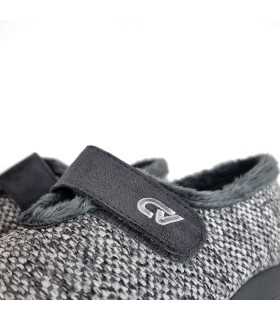 Detalle del cierre de velcro en la zona del empeine, diseñado para facilitar el calce en zapatilla gris