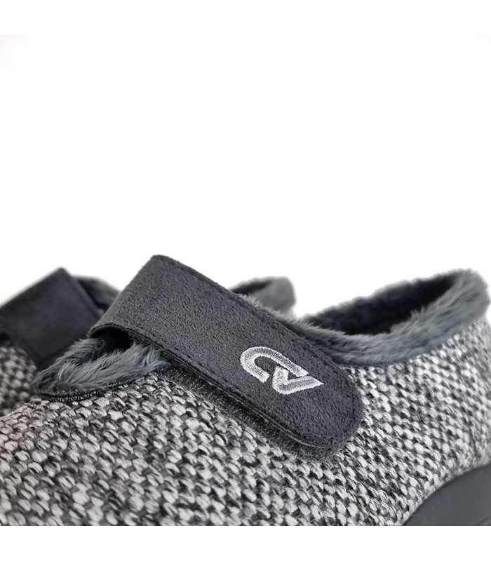 Detalle del cierre de velcro en la zona del empeine, diseñado para facilitar el calce en zapatilla gris