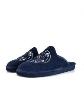 Foto de medio perfil : Zapatillas azul marino destacando su diseño cómodo y divertido.