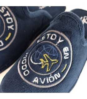 detalle de El bordado del avión y el mensaje visible en la parte superior de la zapatilla.