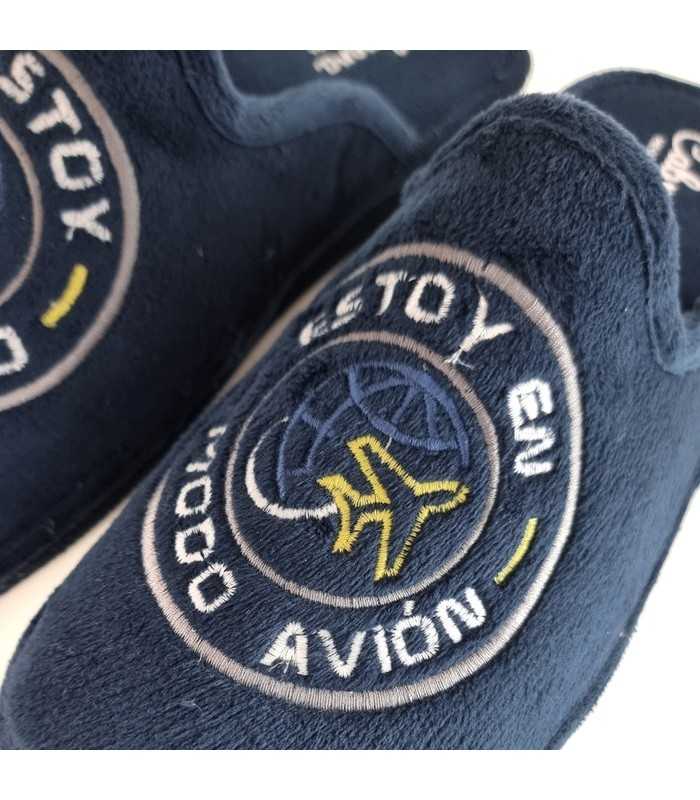 detalle de El bordado del avión y el mensaje visible en la parte superior de la zapatilla.