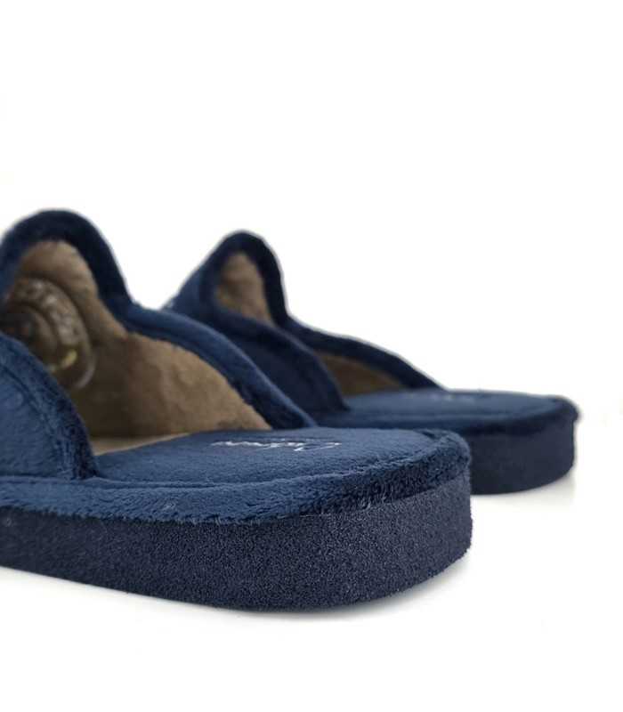 Parte trasera de la zapatilla con acabados en textil suave azul.