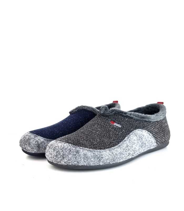 Vista semilateral de la zapatillas en gris o azul, mostrando el diseño general.