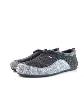 Foto de medio perfil : Enfoque en la combinación de tejidos y el ribete de pelito suave en zapatillas gris.
