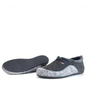 Detalle del piso de goma antideslizante en zapatillas grises