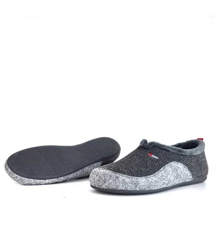 Detalle del piso de goma antideslizante en zapatillas grises
