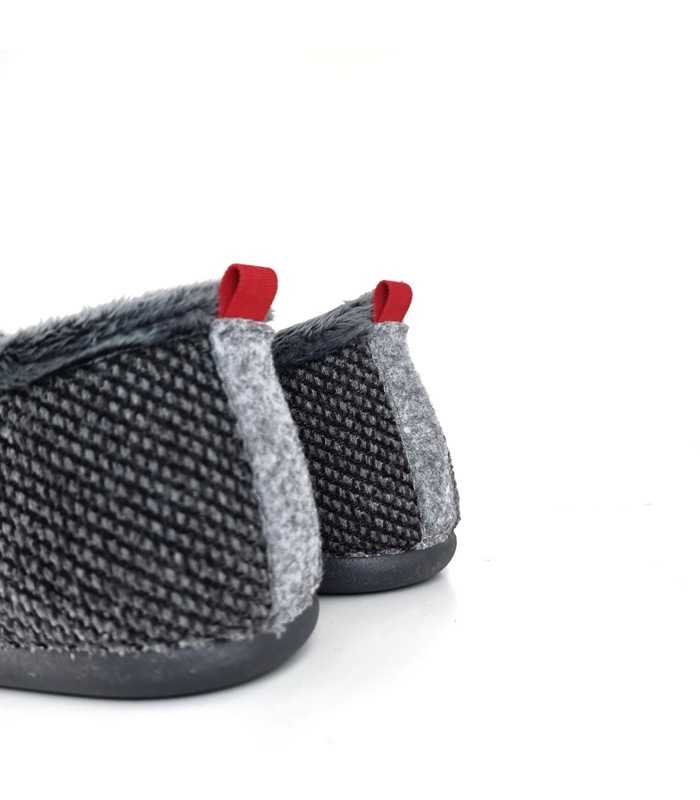 Parte trasera con el acabado de tejido en zapatilla gris