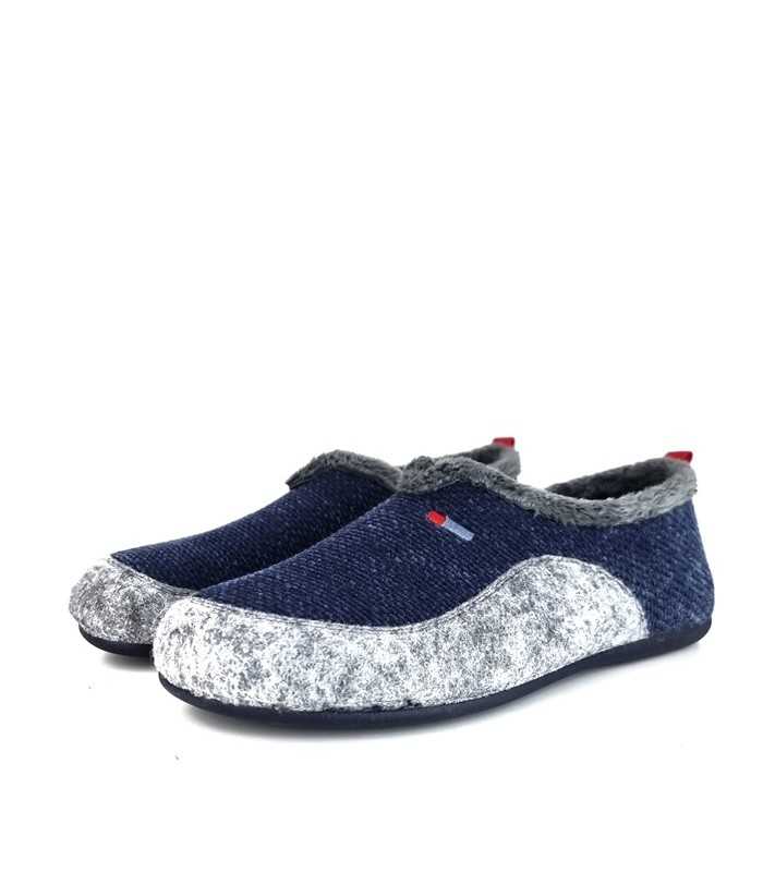 Foto de medio perfil : Enfoque en la combinación de tejidos y el ribete de pelito suave. en zapatilla azul