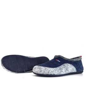 Detalle del piso de goma antideslizante en zapatilla azul