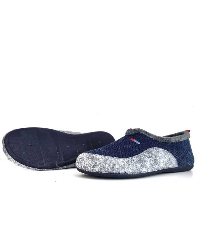 Detalle del piso de goma antideslizante en zapatilla azul