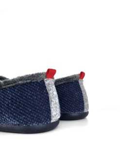 Parte trasera con el acabado de tejido en zapatilla azul