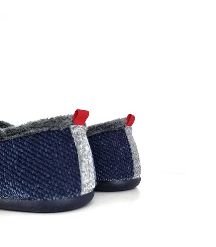 Parte trasera con el acabado de tejido en zapatilla azul
